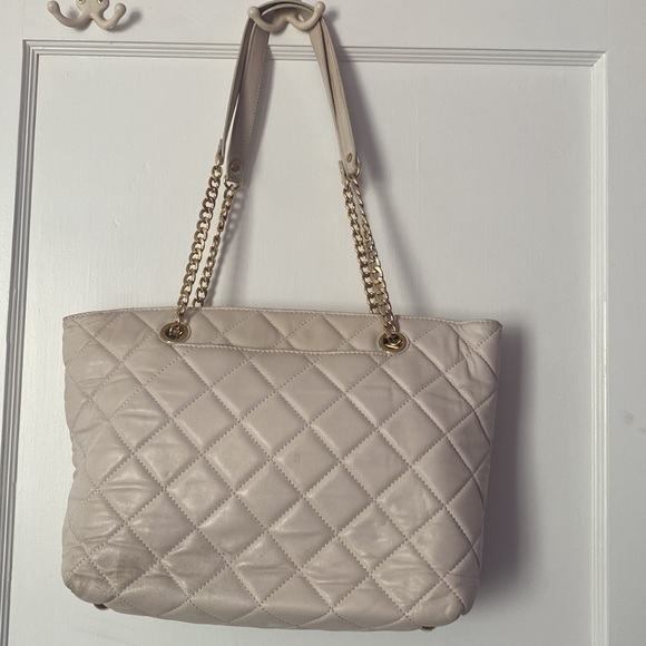Michael Kors Ivory quilted shoulder bag - Picture 3 of 15